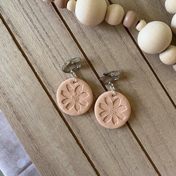 New Minimalist Flower Clip-On Earrings | Elegant Floral Jewelry - Picture 1 of 4